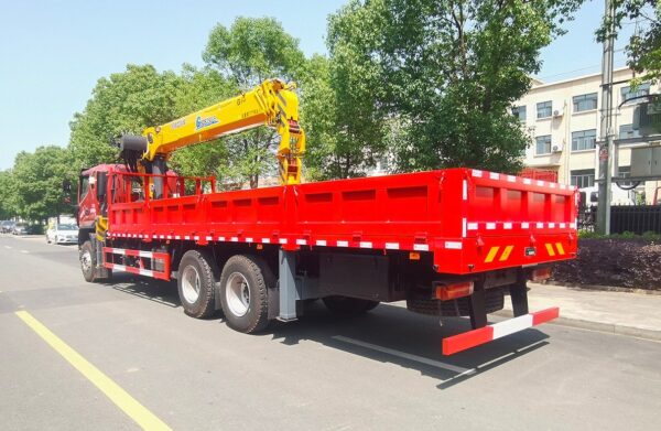 Foton Auman rear eight wheels - with 12 to 14 ton brand crane - Image 5