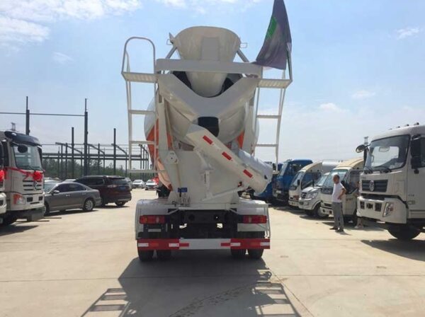Dayun Yuntu 6-7 Cubic Meter Concrete Mixer Truck - Image 4