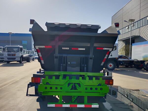 Isuzu garbage sorting and collection vehicle - Image 2