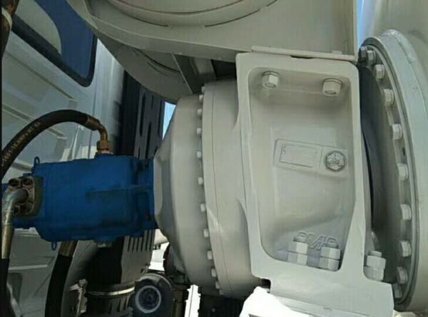 Hongyan Jieshi 15 Cubic Meter Concrete Mixer Truck - Image 4