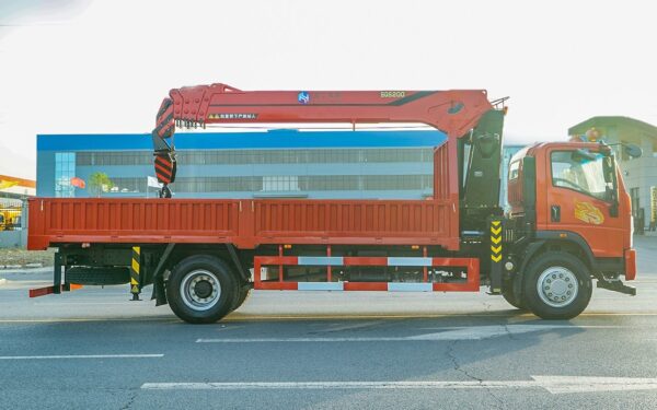 Heavy truck integrated offshore and eight-ton five-section crane - Image 4