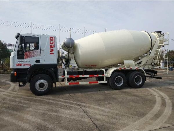 Hongyan Jieshi 15 Cubic Meter Concrete Mixer Truck - Image 2