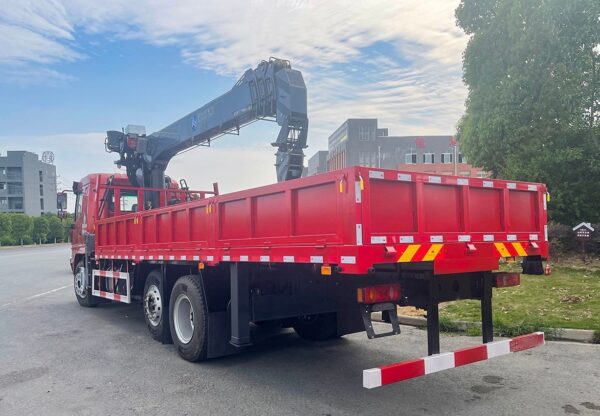 The chassis of Dayun lifting bridge is equipped with 10-12 tons crane - Image 4