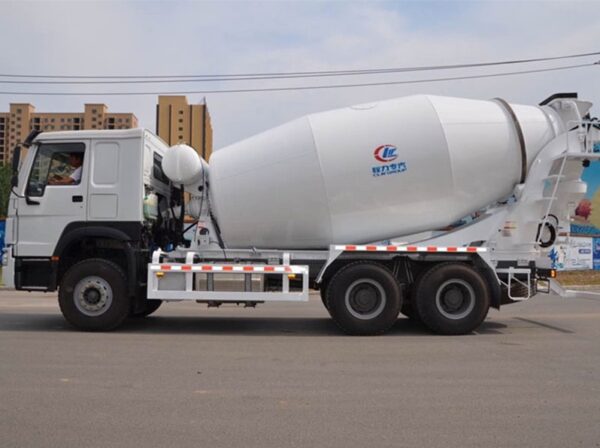 Sinotruk Howo 12 Cubic Meter Mixer Truck - Image 2