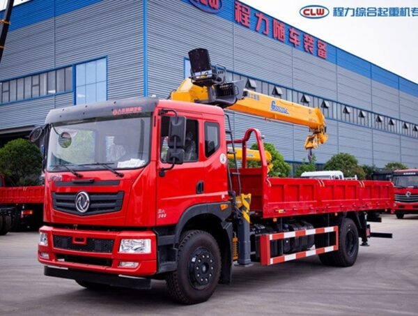 Dongfeng D7 is equipped with 8 tons XCMG crane - Image 2